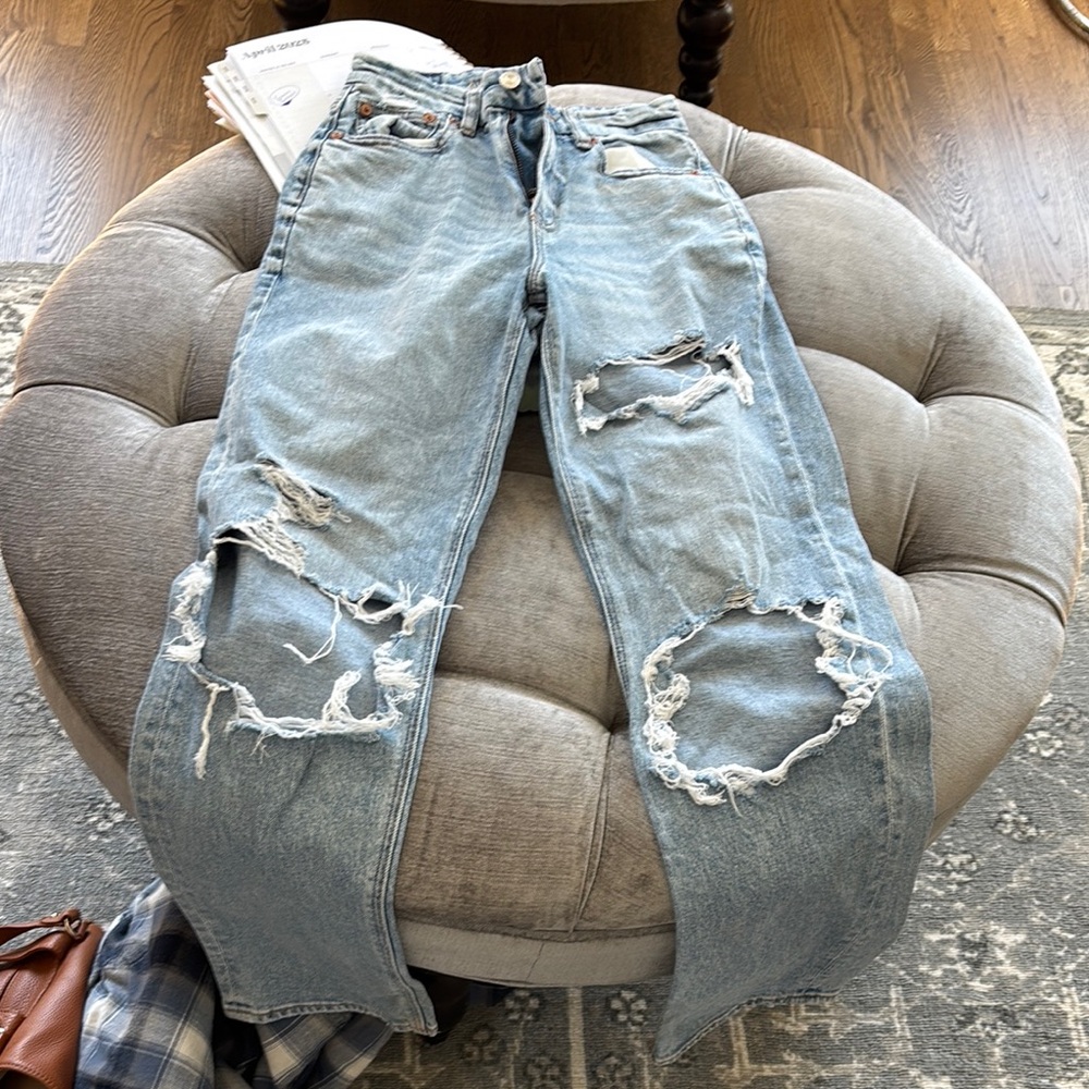 AE Curvy 90s Straight Ripped and faded Jeans